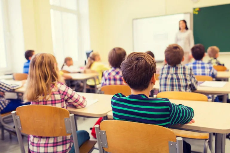 Salle de classe avec élèves et professeur