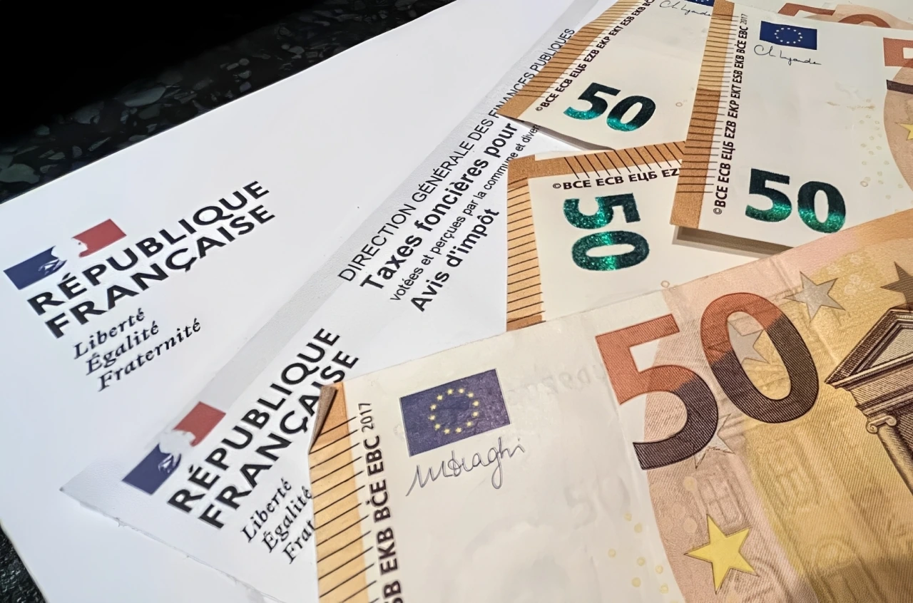 Billets en euros et avis fiscal français
